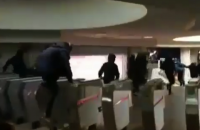 Подростки снова устроили массовое перепрыгивание турникетов в Харьковском метро