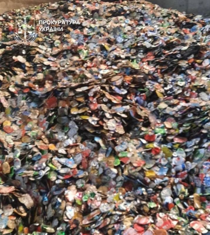 Кольорові бляшанки, брухт, який, імовірно, спалюють на АДМ