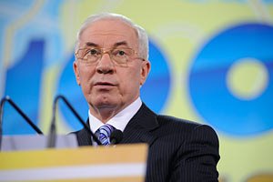 Азаров пообещал взяться за тарифы на мобильную связь
