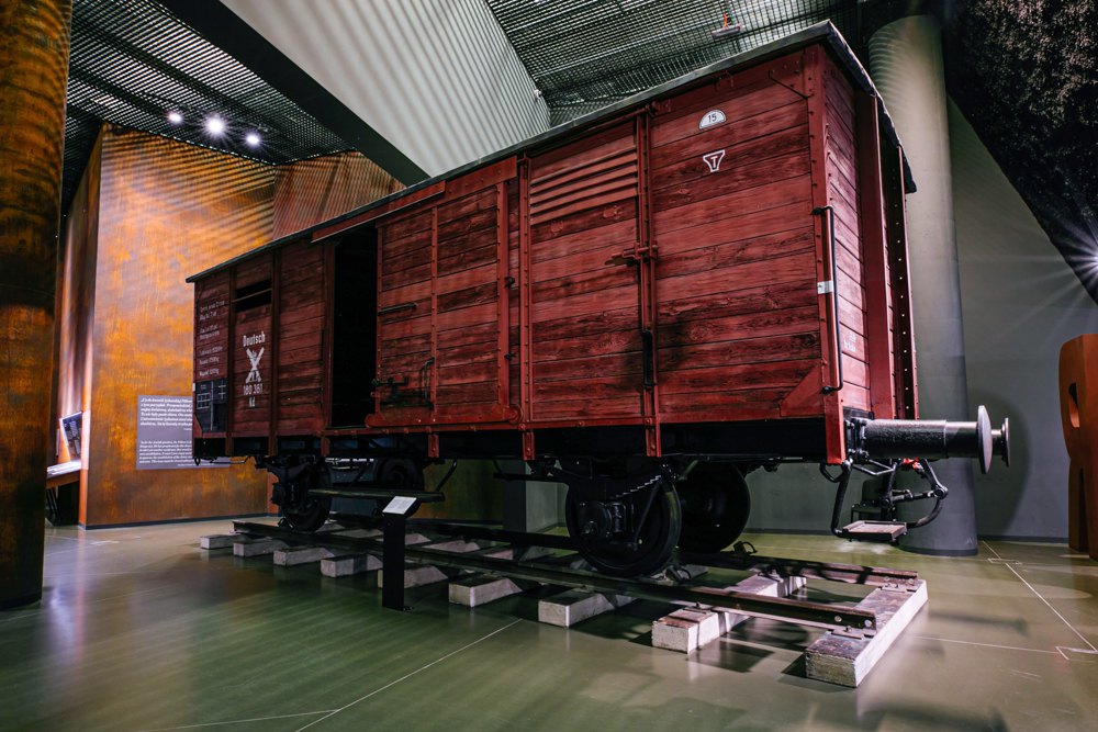 У такому вагоні під час Голокосту перевозили до концентраційних таборів євреїв. Зараз його можна побачити в Музеї Другої світової війни в Гданську.