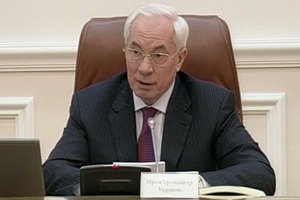 Азаров віддав перевагу кошику, а не ковбасі