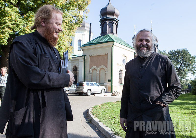 Єпископ Іона Черепанов (ліворуч)