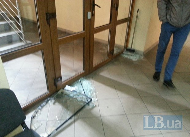Разбитое дверное стекло входа в административную часть
