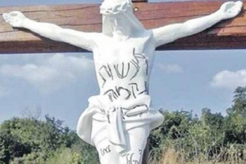 В Умани полиция задержала двух евреев, которые повредили статую Иисуса Христа
