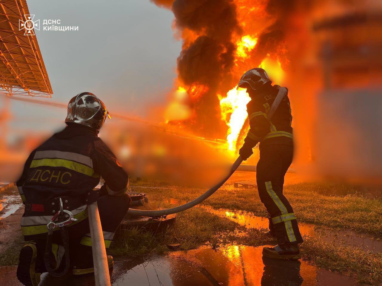 Рятувальники ліквідовують пожежу на Київщині