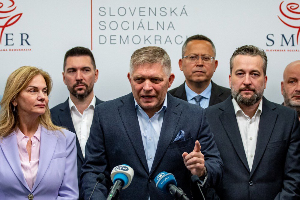 Колишній прем’єр-міністр Словаччини та голова партії Smer – SD Роберт Фіцо (у центрі) спілкується зі ЗМІ після парламентських виборів у штаб-квартирі партії в Братиславі, 1 жовтня 2023 р.