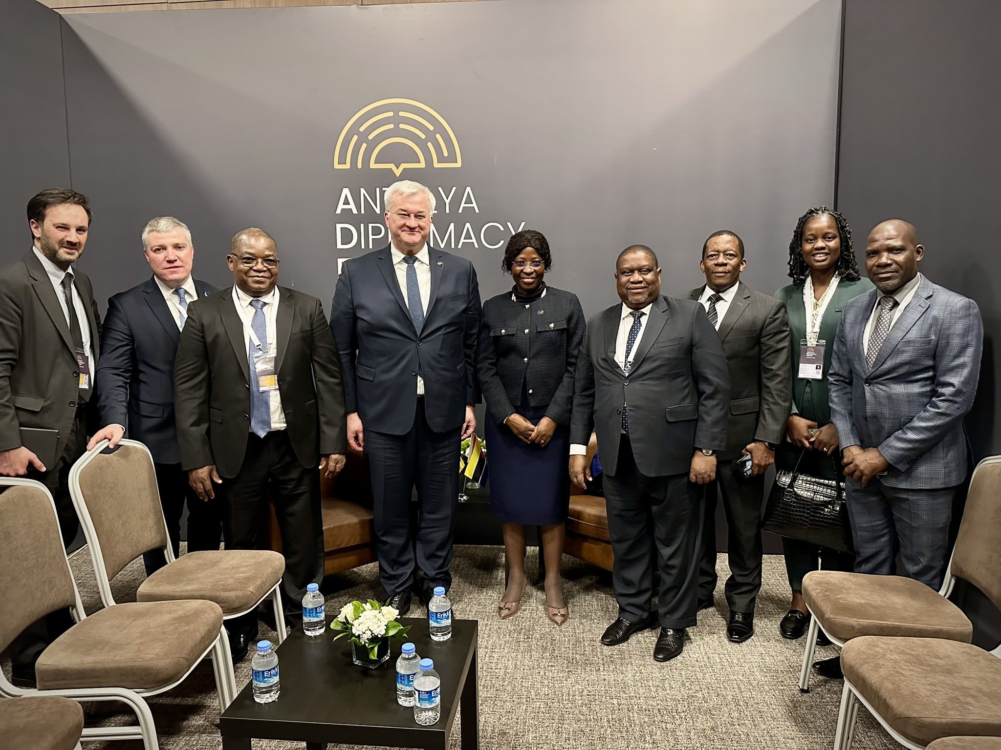 Міністр закордонних справ України Андрій Сибіга на полях Анталійського дипломатичного форуму в Туреччині провів перемовини з
представниками Кот-д'Івуару, Гамбії, Беніну, Тунісу, Руанди й Мозамбіку, 11 квітня 2025 року