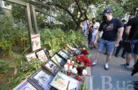 Киевляне несут цветы и свечи к посольству Беларуси после смерти активиста Шишова 