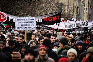 Протестующие закидали яйцами и помидорами болгарские министерства