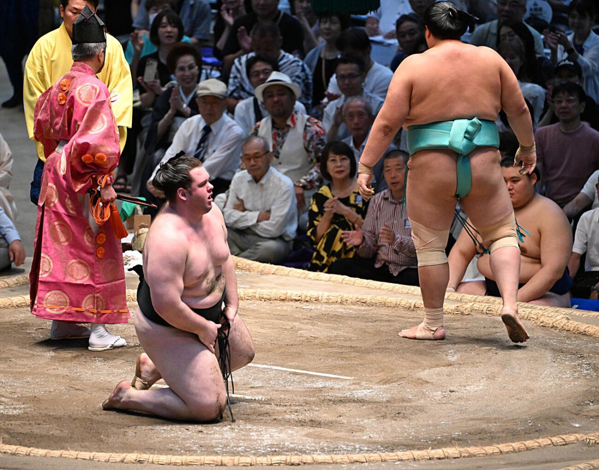 Шіші Масару (ліворуч) після поразки Котозакурі на Nagoya Basho