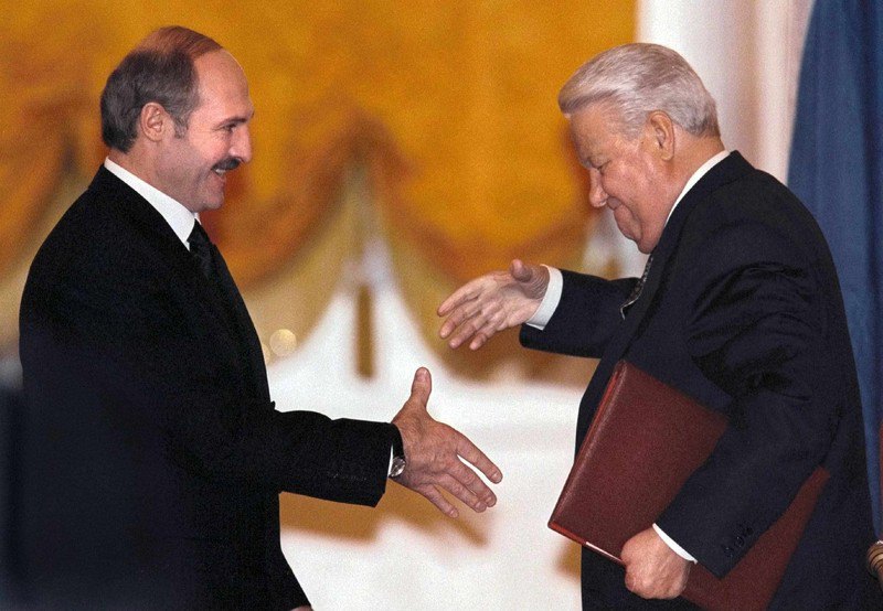 Президент РФ Борис Ельцин и президент Беларуси Александр Лукашенко во время церемонии подписания договора о создании союзного государства между Россией и Беларусью в Кремле, 8 декабря 1999 года.