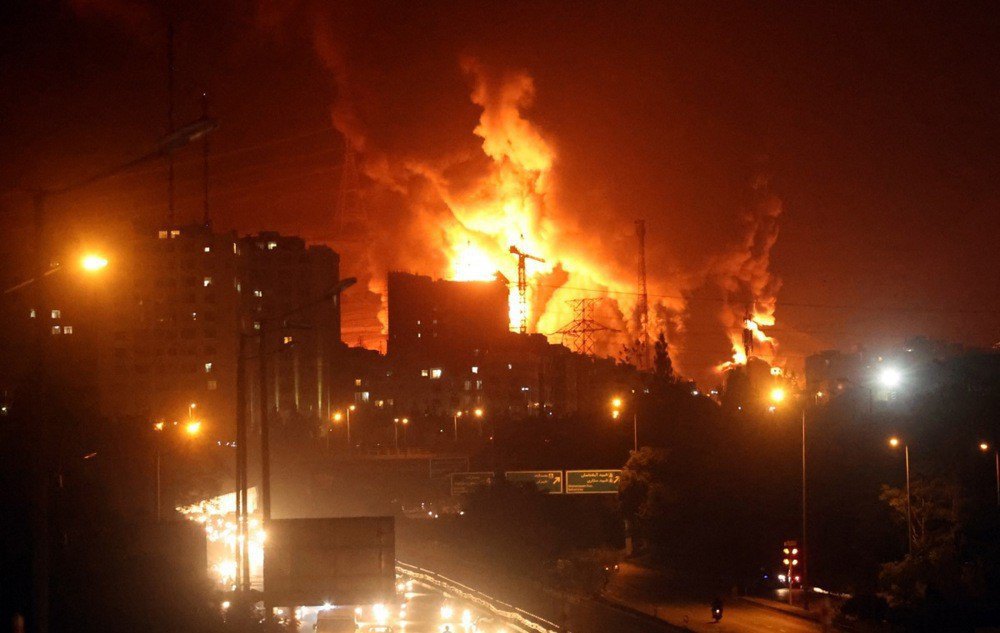 Пожежа на нафтосховищі в Тегерані внаслідок ізраільського удару, 15 червня 2025 року.