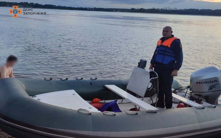 У Запоріжжі надзвичайники визволяли чоловіка, який тонув, і його рятівника