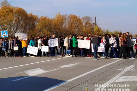 Учителя из-за долгов по зарплате перекрыли международную трассу в Житомирской области