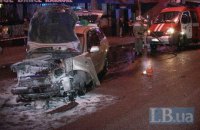У Києві на Гетьмана таксист протаранив дві машини і на трьох колесах врізався у стовп