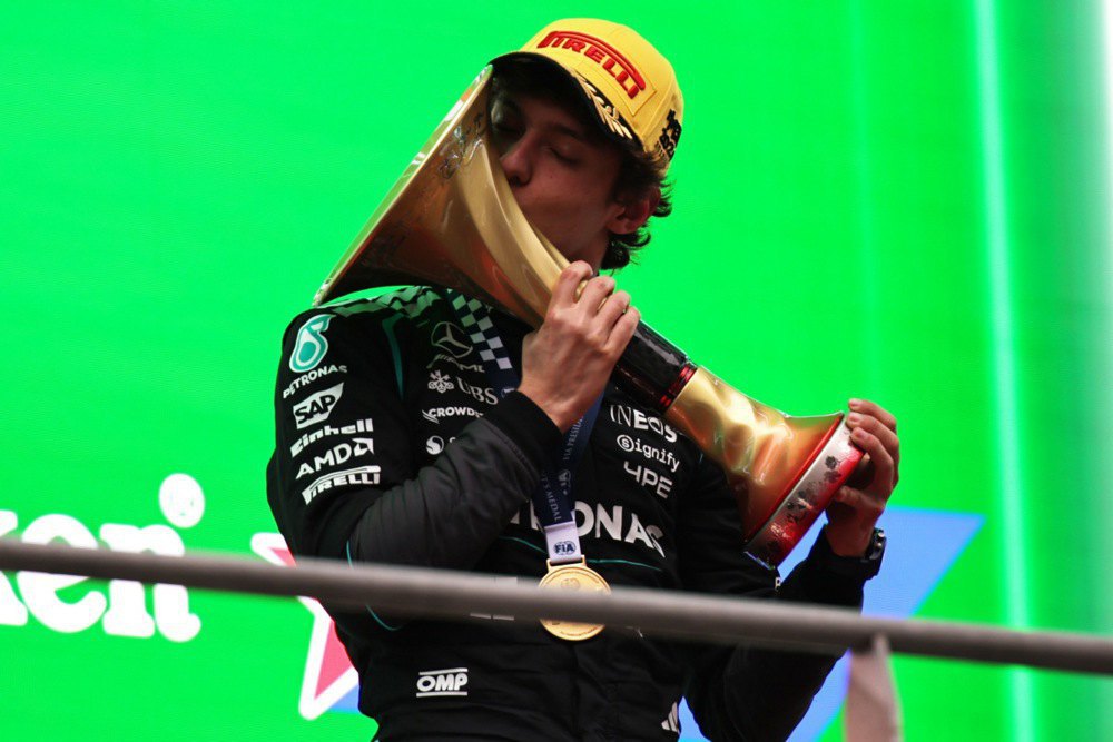 Кімі Антонеллі з кубком переможця Гран-прі Китаю