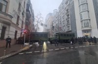 У Києві через заплановані акції посилили охорону і частково обмежили рух довкола урядового кварталу