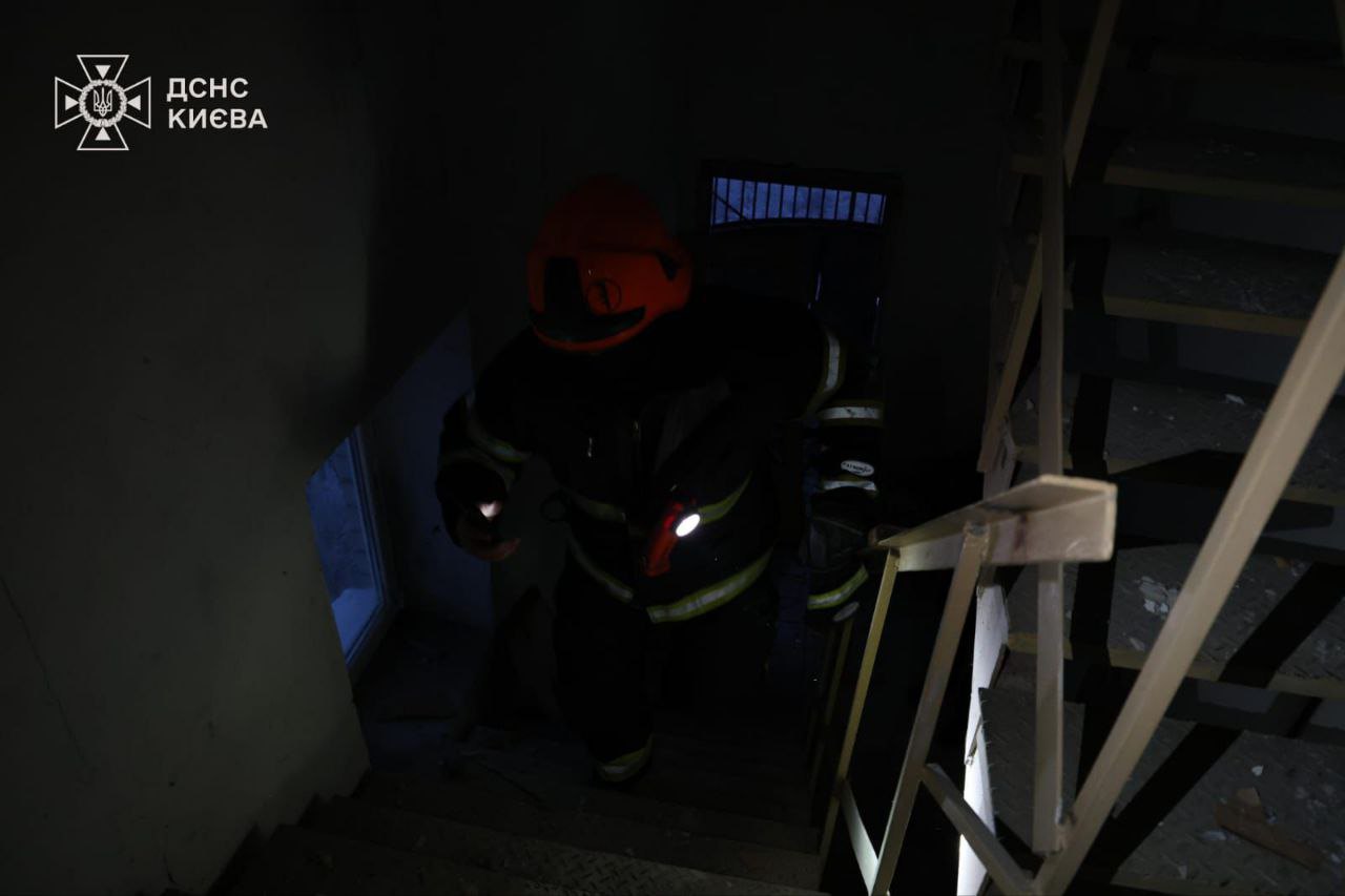 Рятувальник у пошкодженому Росією будинку