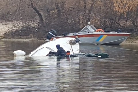 В Киеве на Оболони затонула яхта
