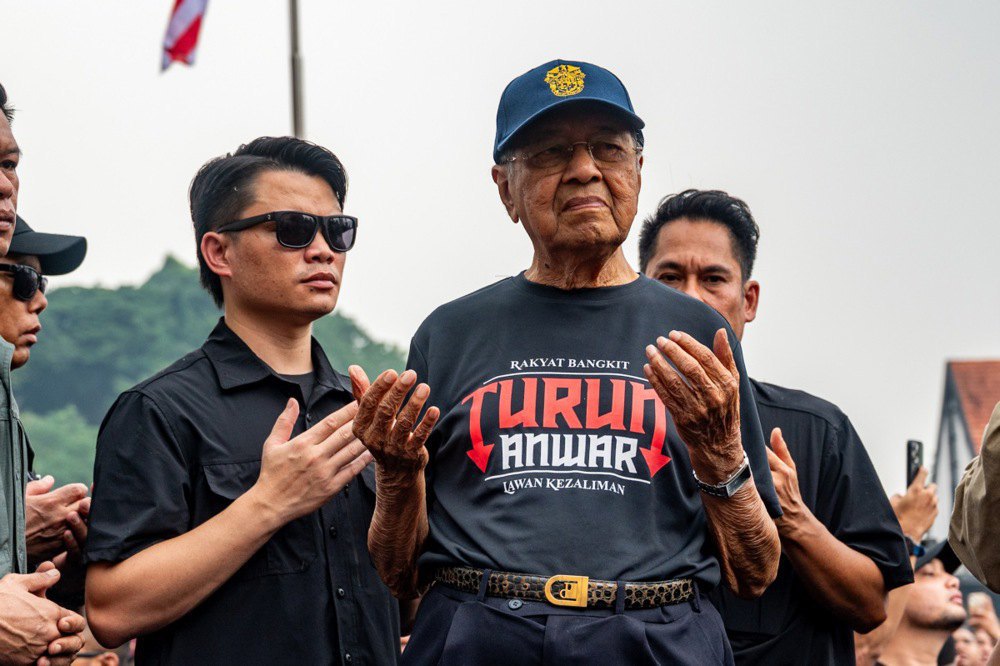 Колишній прем'єр-міністр Малайзії Махатхір Мохамад виступає під час протесту