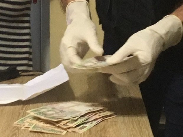 Инспектора Главного управления по вопросам труда в Одесской области поймали на взятке в $5 тысяч 5