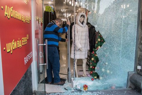 В центре Киева грабители разбили ломом двери магазина и вынесли 40 шуб