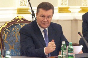 Янукович в новогоднем поздравлении отметил "майданы" и "круглые столы"