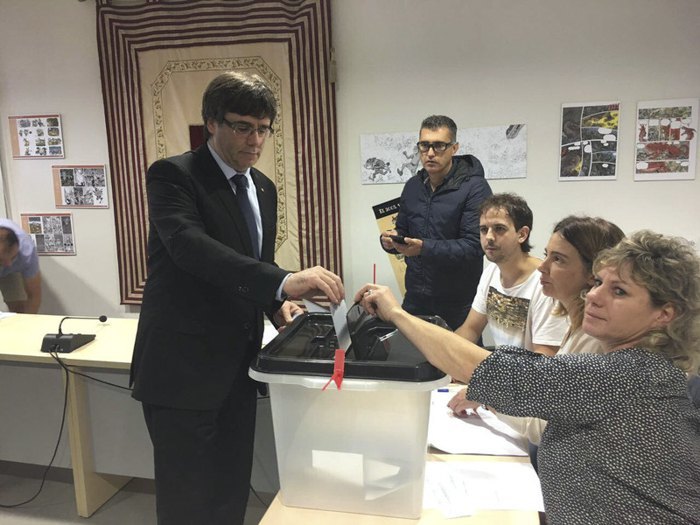  Президент Каталонии Карлес Пучдемонт голосует на референдуме