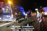 ​В Киеве фургон врезался в автомобиль бригады, наносившей разметку