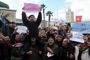 На похороны оппозиционного лидера в Тунисе пришли десятки тысяч людей