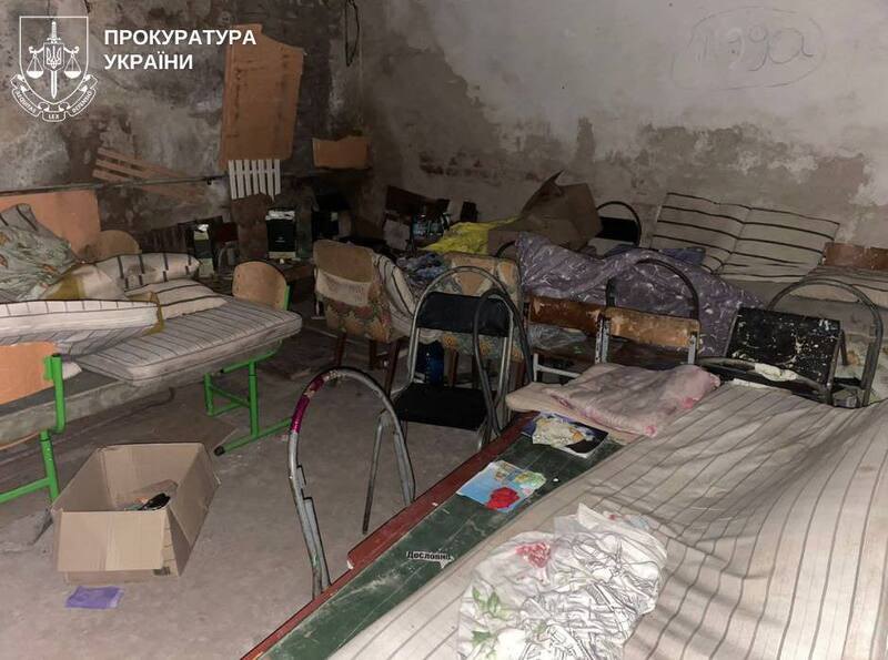 Командир РФ тримав у підвалі на Чернігівщині 369 людей “живий щит”. 10 померло