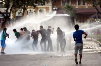 Турецкая полиция снова пыталась разогнать демонстрантов водометами и газом
