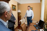 Янукович показал свой iPhone и компьютер