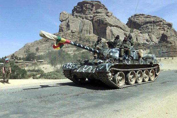 Эфиопский танк на границе с Эритреей в 2001 году