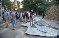 Протестувальники знесли паркан навколо знищуваного забудовником парку в Солом'янському районі Києва