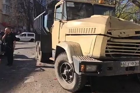 ​В Днепре КрАЗ без тормозов протаранил 11 автомобилей, в том числе два автобуса с пассажирами