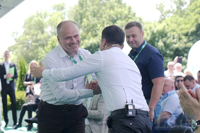 Михайло Радуцький вітає Володимира Зеленського перед початком з'їзду партії