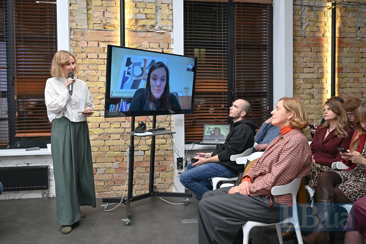 Редакторка CultHub Катерина Гладка і Тетяна Бережна, віце-прем'єр з питань гуманітарної політики — міністр
культури України ( на екрані)