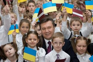 Януковичу сегодня покажут детское творчество 