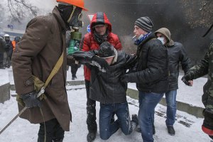 "УДАР" сообщает об огнестрельных ранениях двух активистов на Грушевского 