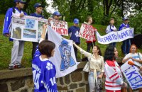 Воспитанники ДЮСШ "Сокол" пикетировали Кабмин с требованием выделить деньги на реконструкцию ледовой арены "Авангард"