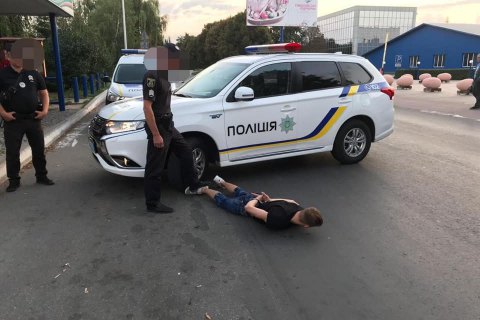 У Києві 18-річний хлопець поранив таксиста ножем і пограбував його