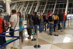 Эвакуированные из Непала украинцы проходят паспортный контроль в Баку