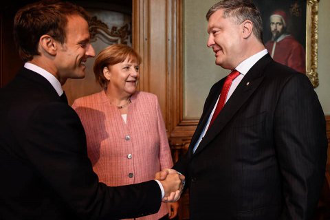 Порошенко зустрівся з Меркель і Макроном у Німеччині