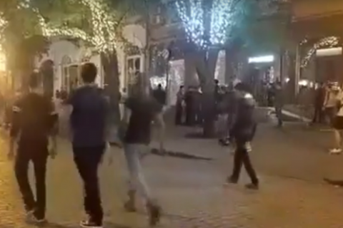 В Одессе на Дерибасовской ночью устроили массовую драку