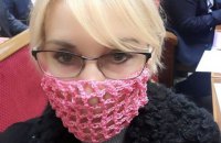 Депутат из "Слуги народа" пришла в Раду в вязаной маске