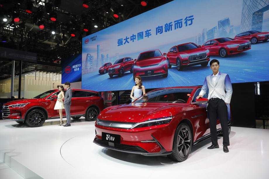 Автомобілі BYD Tang DM і Han EV на виставці в Пекіні, 26 вересня 2020 р.