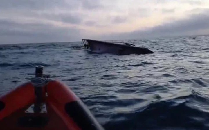 Біля Португалії перекинулося рибальське судно, троє людей загинули