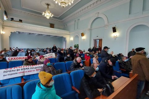 У Житомирі учасники акції проти підвищення тарифів увірвалися до облради (оновлено)