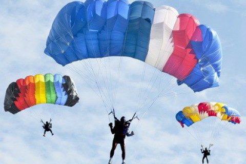 На фестивалі в Туреччині українська парашутистка дивом вижила після зіткнення в повітрі з іншим спортсменом